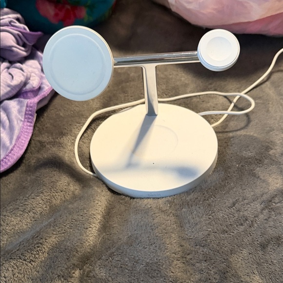 Belkin White Dual Wireless Charger Stand - Picture 4 of 4